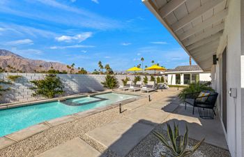 Vivid Desert Holiday Home