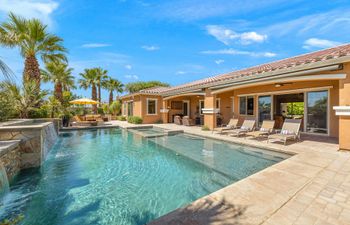 Warm Sunrise Holiday Home