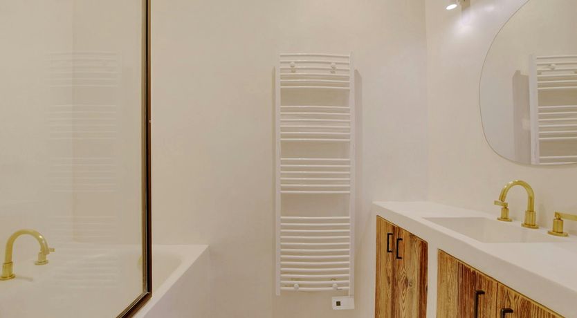 Photo of Paris Shadow