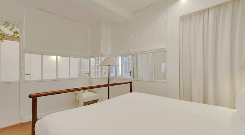 Photo of Paris Shadow