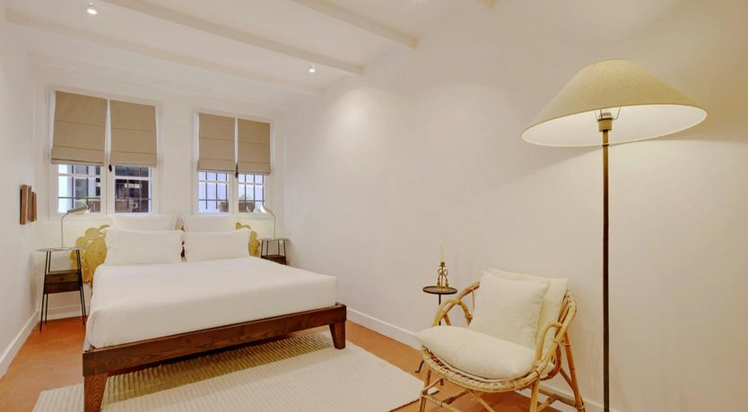 Photo of Paris Shadow