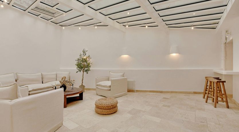 Photo of Paris Shadow