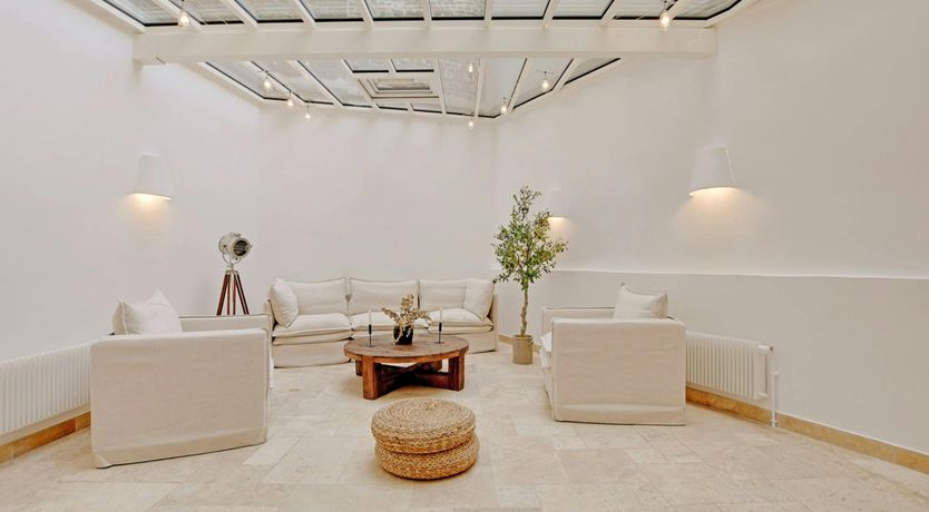 Photo of Paris Shadow