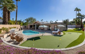 Sunlit Palms Holiday Home
