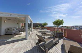 Dazzling Outlook Holiday Home