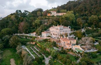 Romantic Outlook Holiday Home