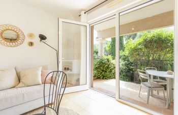 Sea Breeze and Sand Holiday Home