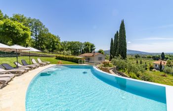 Arezzo Window Holiday Home