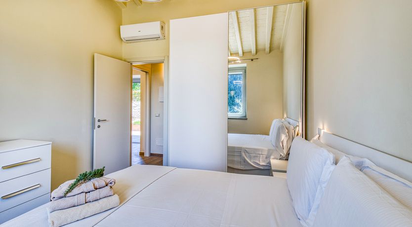 Photo of Arezzo Window