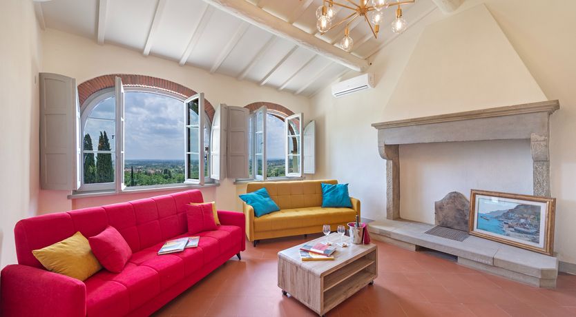 Photo of Arezzo Window