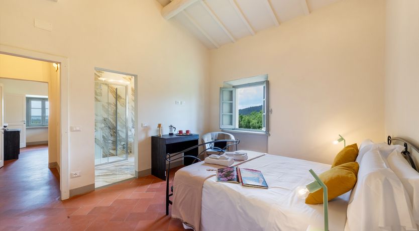 Photo of Arezzo Window