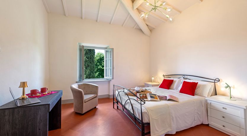 Photo of Arezzo Window