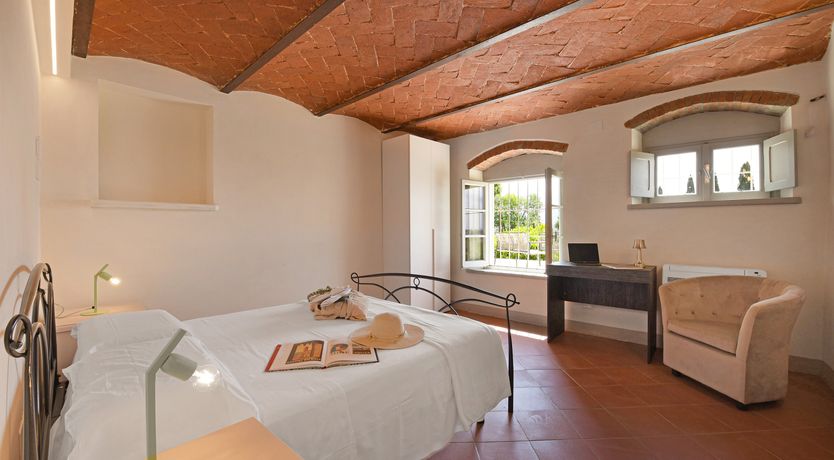 Photo of Arezzo Window