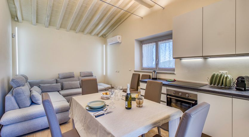 Photo of Arezzo Window