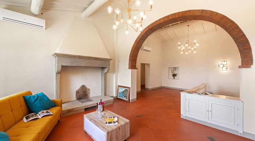 Photo of Arezzo Window