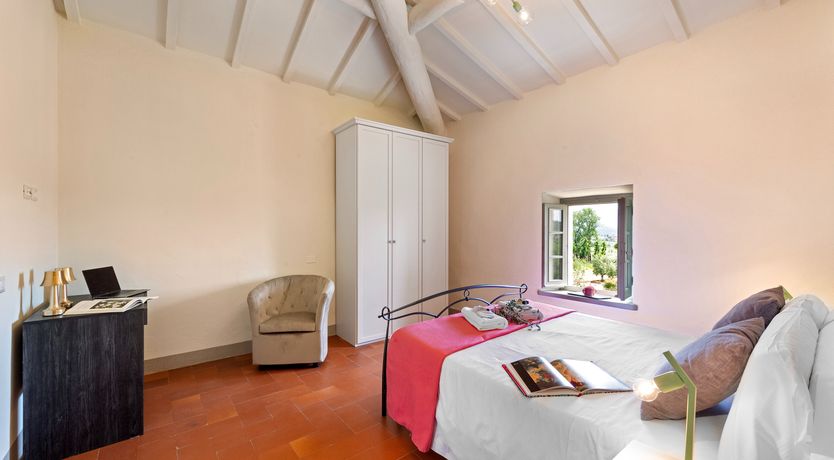 Photo of Arezzo Window