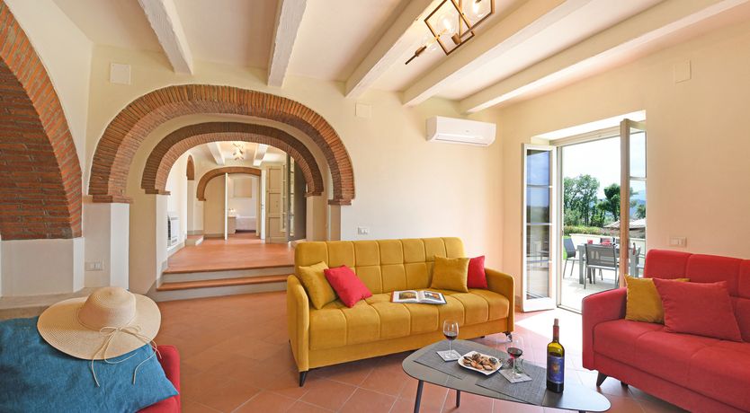 Photo of Arezzo Window