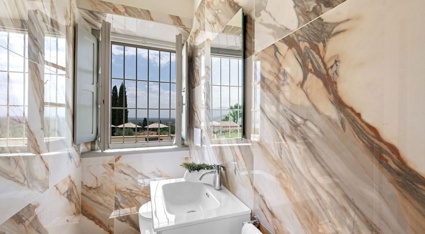 Photo of Arezzo Window