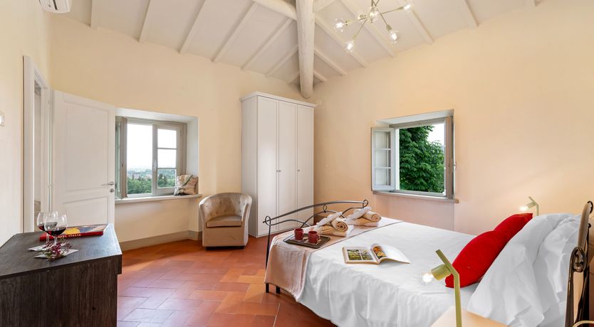 Photo of Arezzo Window