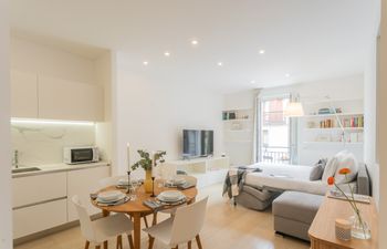 Central & White Holiday Home