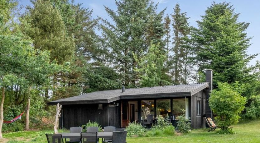 Photo of "Wenche" - 840m from the sea