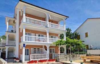 Zora Apartment 4 Holiday Home