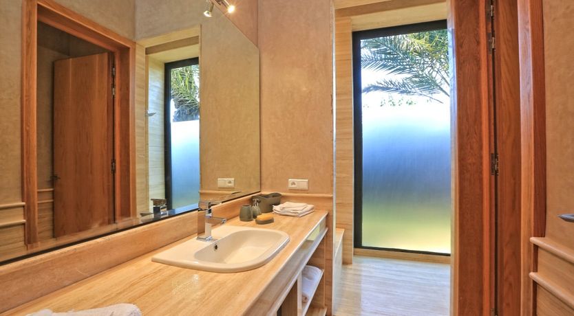 Photo of Oasis & Amber