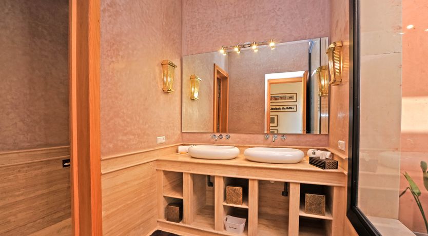 Photo of Oasis & Amber