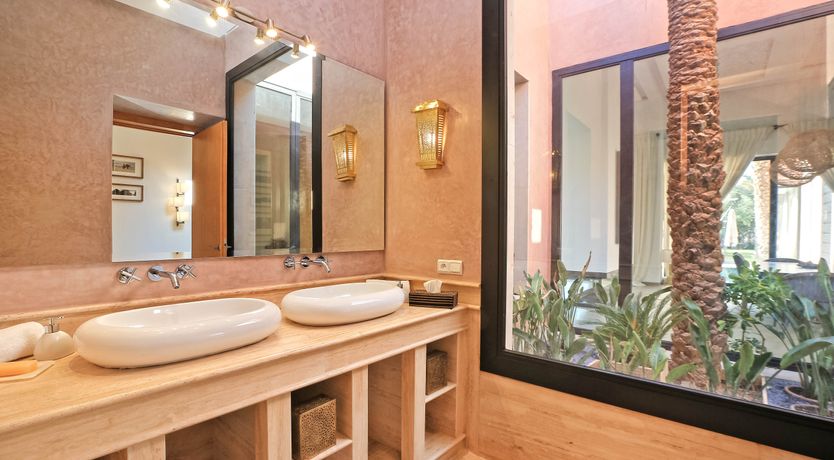 Photo of Oasis & Amber