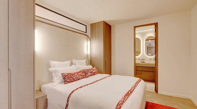 Photo of The Elegant Jewel