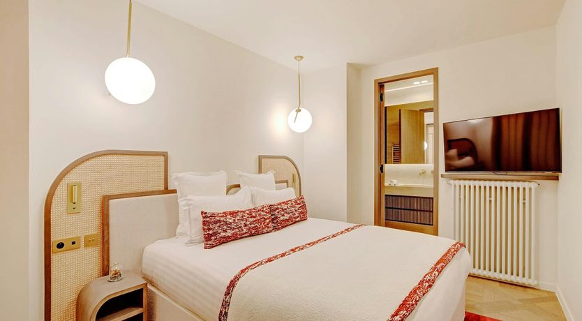 Photo of The Elegant Jewel