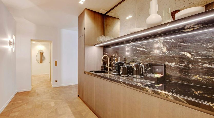 Photo of The Elegant Jewel