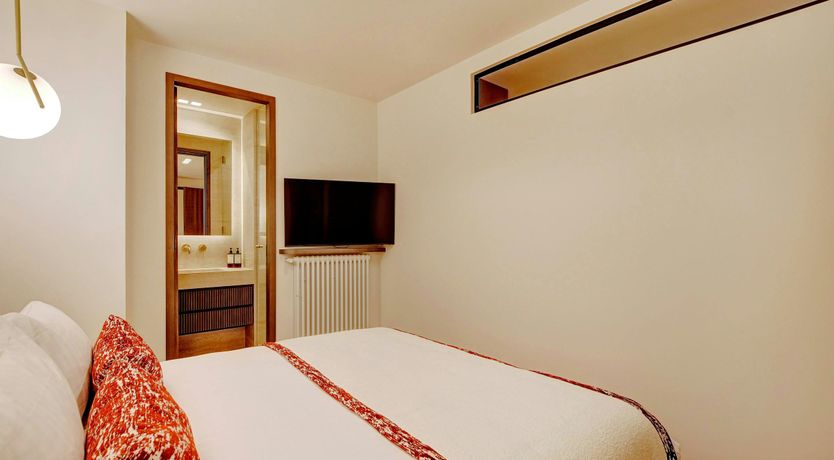 Photo of The Elegant Jewel