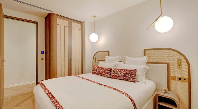 Photo of The Elegant Jewel