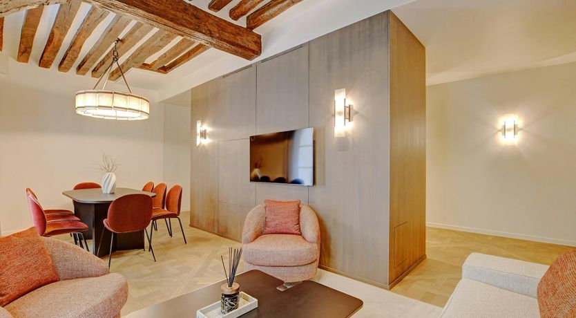 Photo of The Elegant Jewel