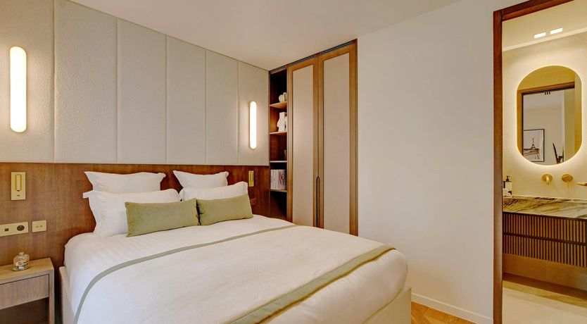 Photo of The Elegant Jewel