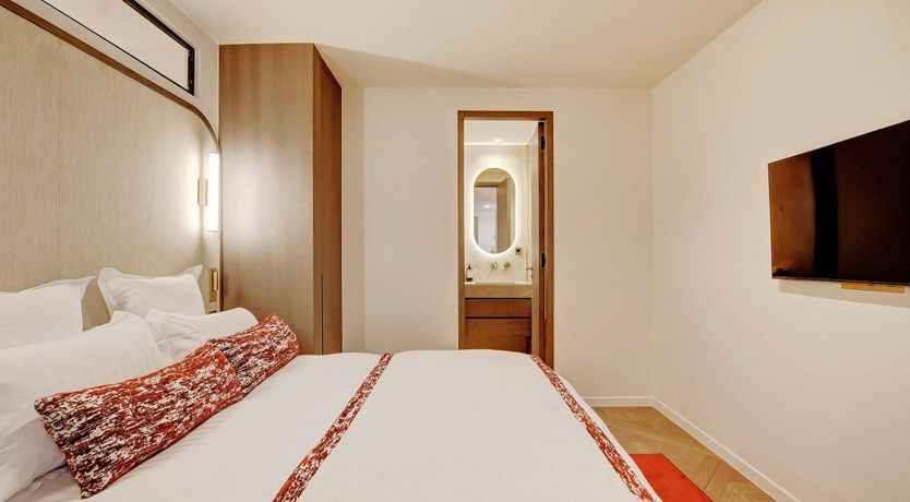 Photo of The Elegant Jewel