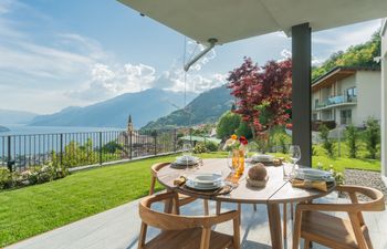 The Lakeside Corner Holiday Home