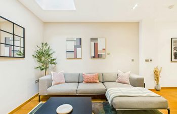 Market and Canal Holiday Home