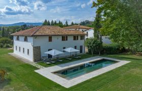 Photo of in-the-tuscan-hills