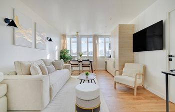 A Parisian Moon Holiday Home