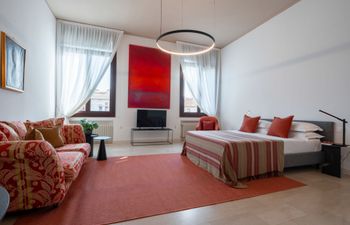 The Majestic Canal Holiday Home