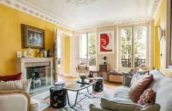 Charming Paris Corner Holiday Home