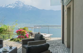 Lakeside Sunset Holiday Home