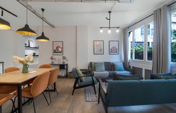 Leafy Courtyard Views Holiday Home