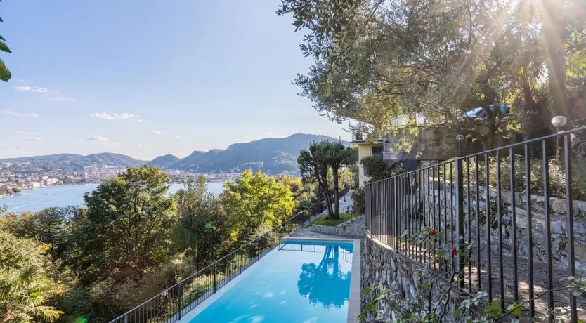 Photo of By Como Echo