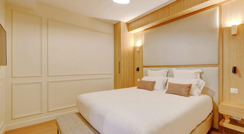 Photo of Parisian Moonlight