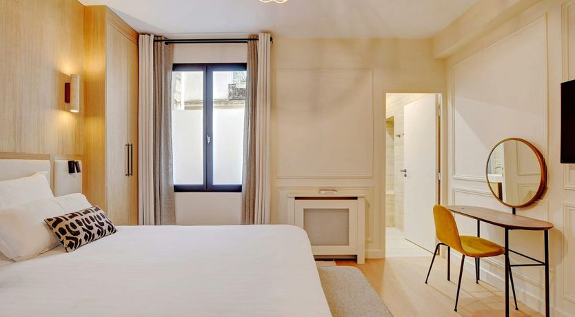 Photo of Parisian Moonlight