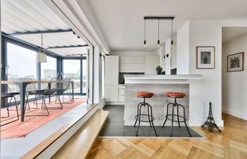 The Elegant Residence Holiday Home