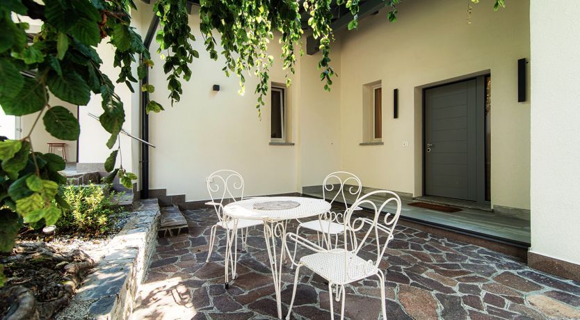 Photo of Como Hillside